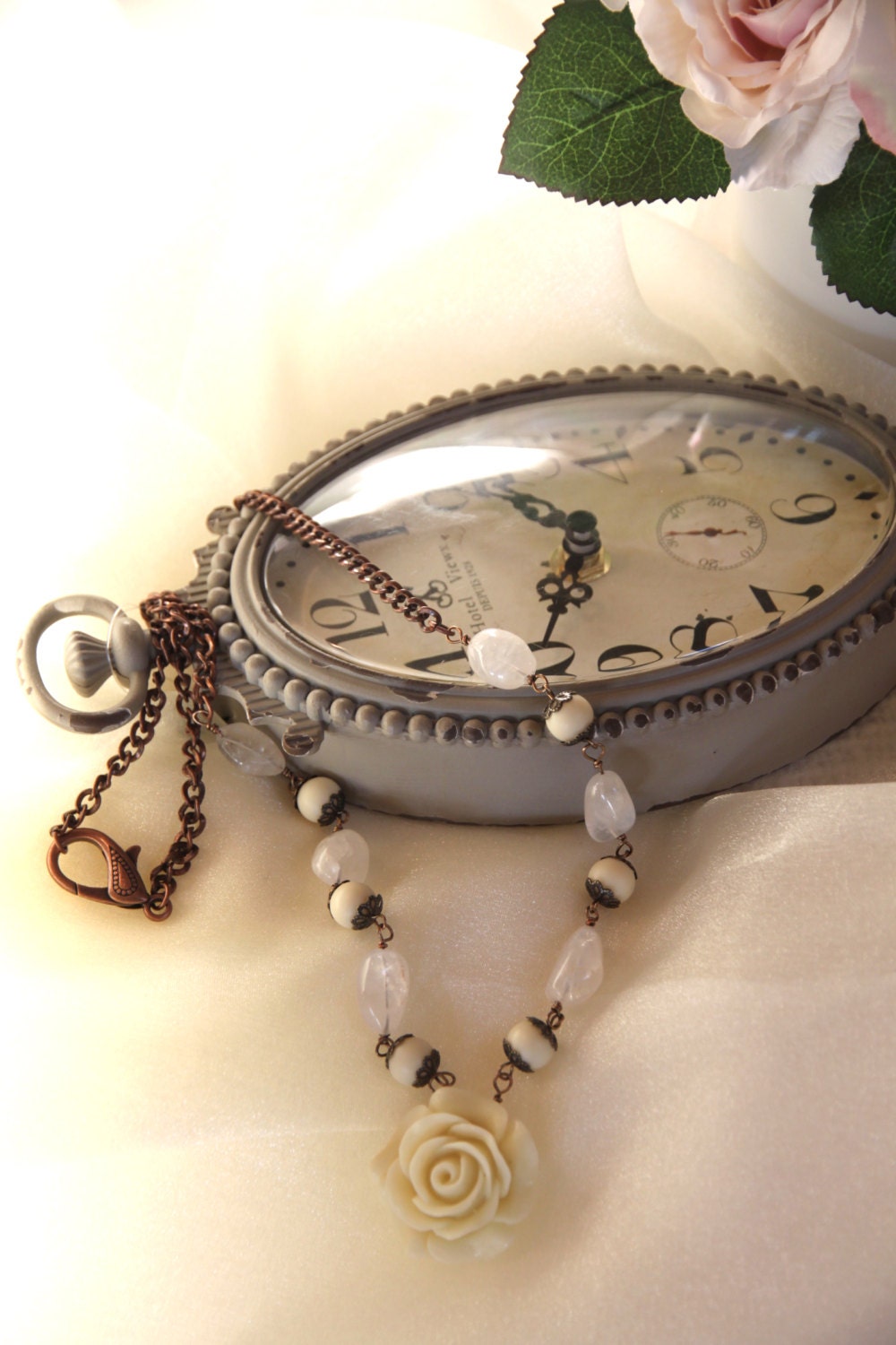 Schnee Quarz Halskette, Harz Anhänger Vintage-stil Edelsteinschmuck, Weiße Blume Ohrringe, Heiledelstein von YseraJewelry