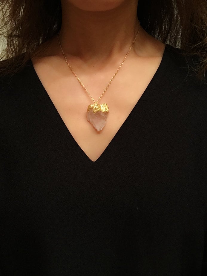 Vergoldete Rohe Rosenquarz-Halskette Natürlicher Edelstein-Anhänger von YseraJewelry