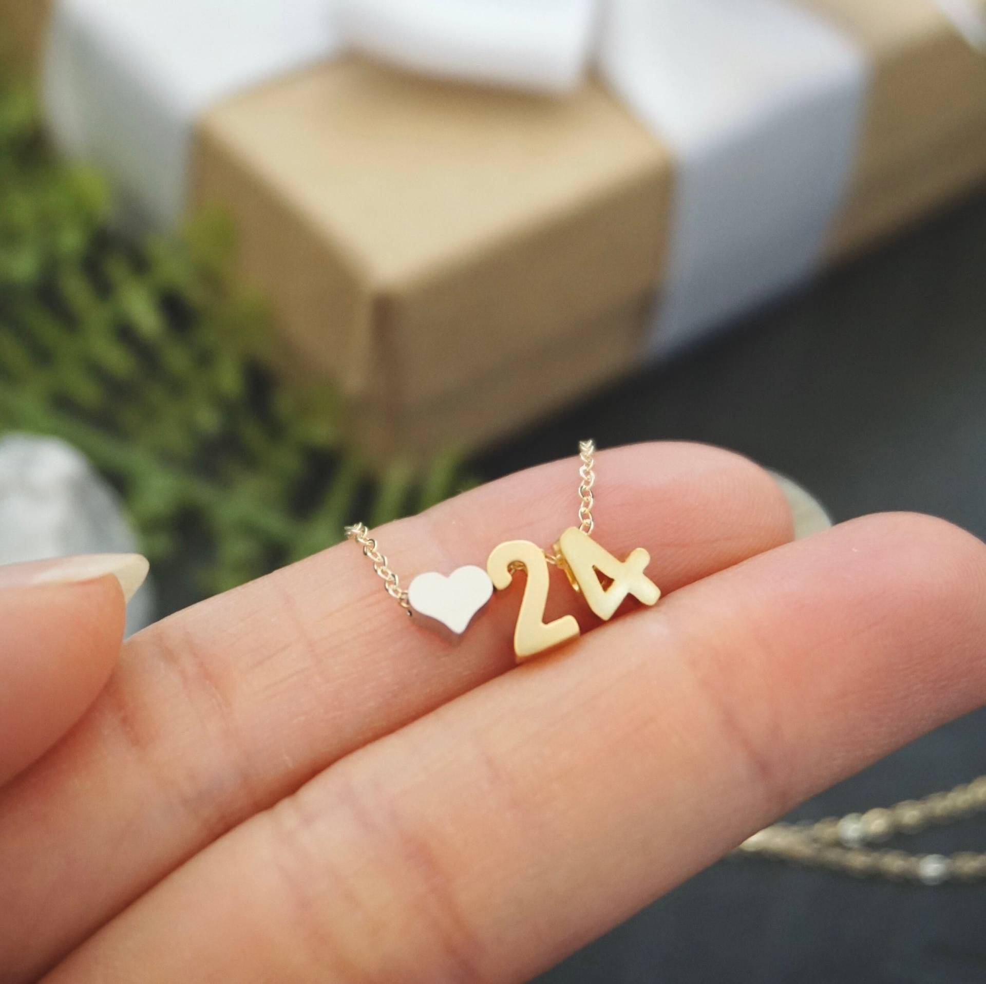 Personalisierte Nummer Halskette, Sport Jersey Gold Charm Mädchen Geschenk Für Sportler, Mom von YsmDesigns