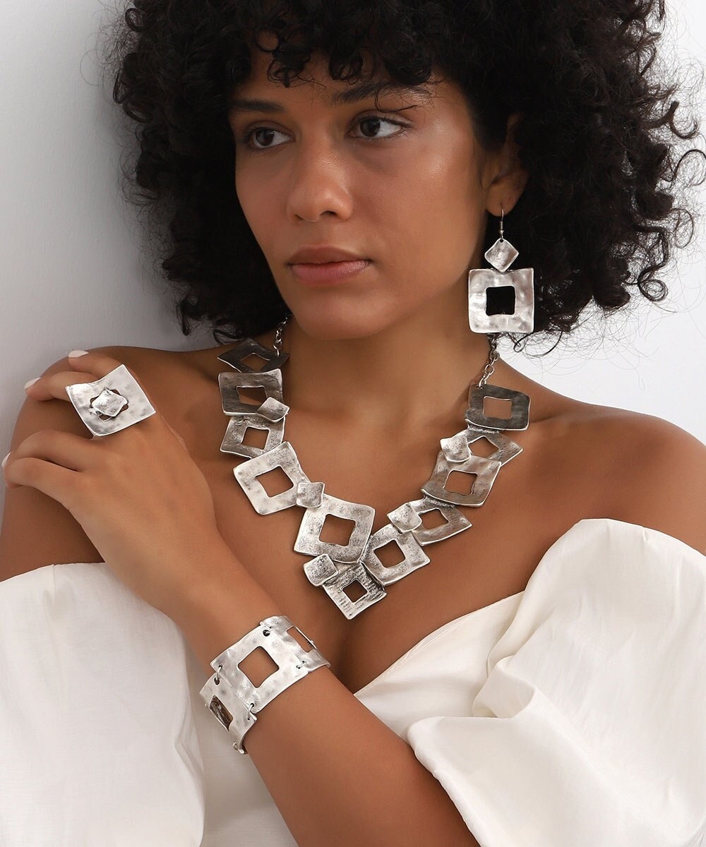 Gehämmertes Silber Schmuckset Verstellbare Halskette, Armband, Ohrringe & Ring von YuShiCollection