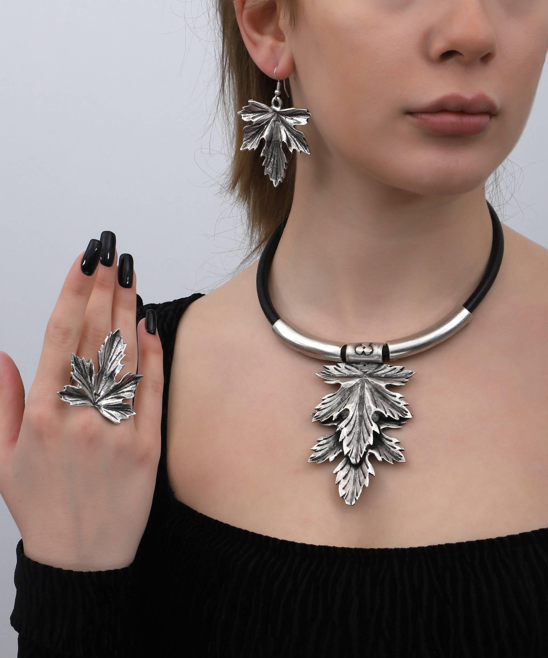 Handgefertigte Blatt Motiv Ohrringe Mit Verstellbaren Ring von YuShiCollection