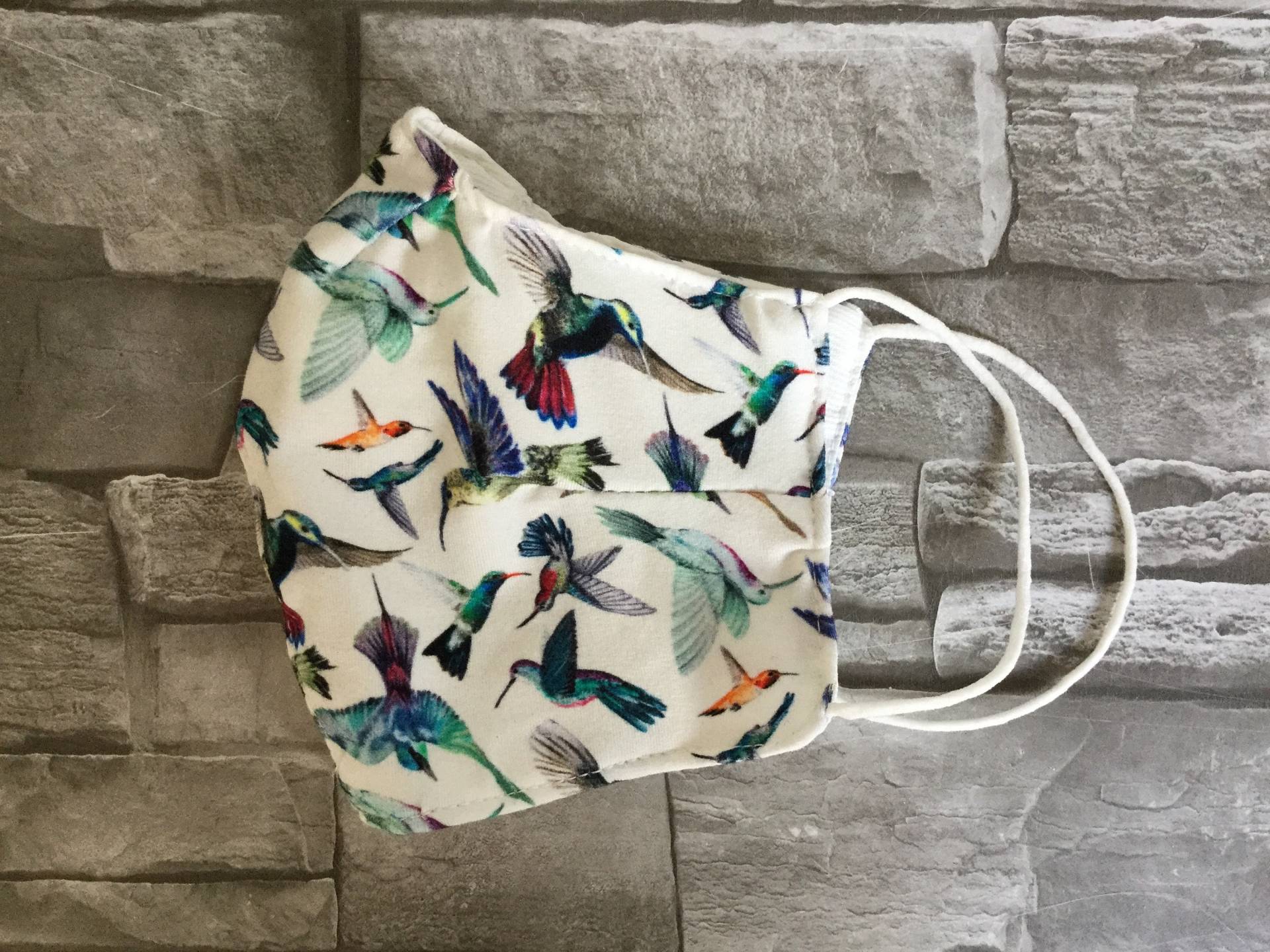 Behelfsmaske Mit Kolibris Aus Viskose in Weiß Behelfsmaske Mit Kolibris Aus Viskose in Weiß von YukiwariSouShop
