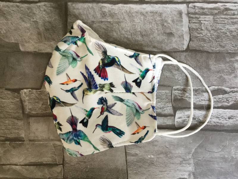 Behelfsmaske Mit Kolibris Aus Viskose in Weiß Behelfsmaske Mit Kolibris Aus Viskose in Weiß von YukiwariSouShop
