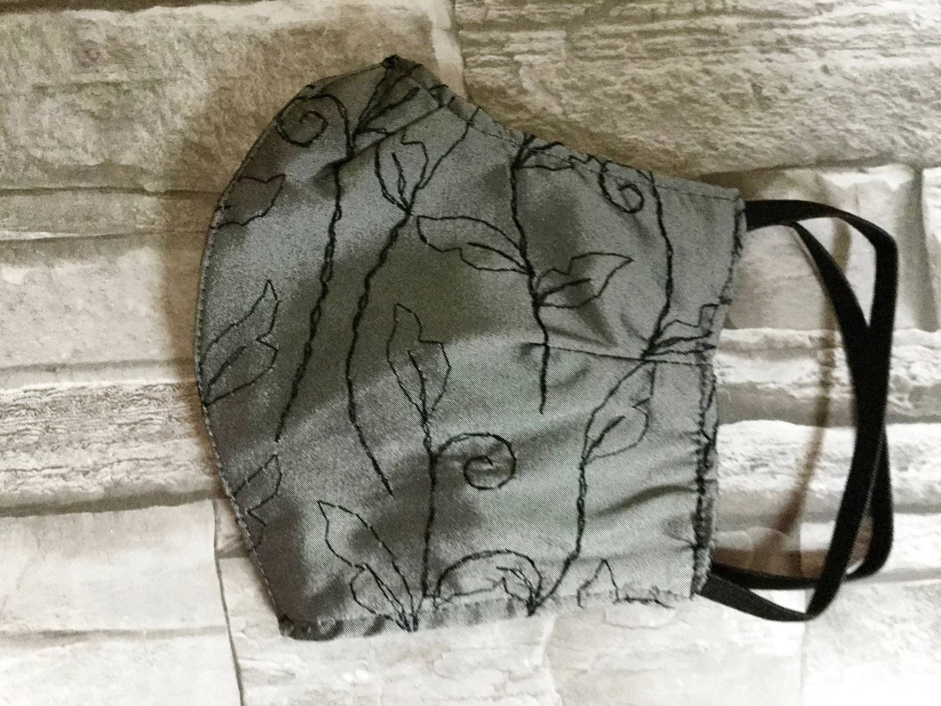 Festliche Behelfsmaske Aus Bestickter Seide in Grau Festliche Behelfsmaske Aus Bestickter Seide in Grau von YukiwariSouShop
