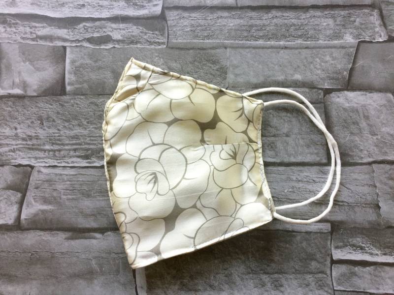 Festliche Behelfsmaske Aus Seide in Weiß/Grau Festliche Behelfsmaske Aus Seide in Weiß/Grau von YukiwariSouShop