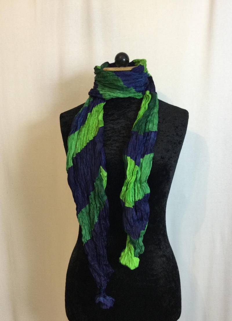 Gestreifter Crash Seidenschal in Grün - Und Blautönen von YukiwariSouShop