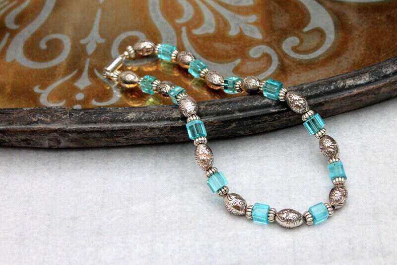 Halskette Aus Blauen Glaswürfeln Und Metallperlen Halskette Aus Blauen Glaswürfeln Und Metallperlen von YukiwariSouShop