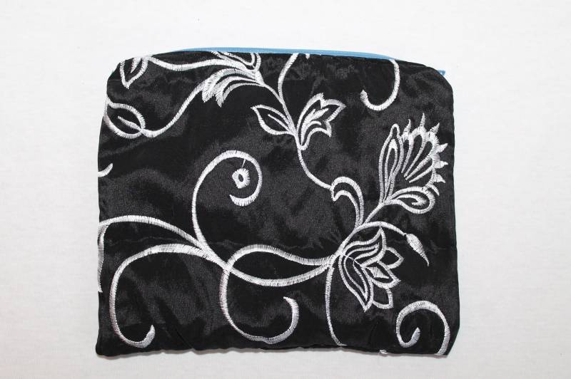 Kleine Tasche Aus Bestickter Schwarzer Seide von YukiwariSouShop