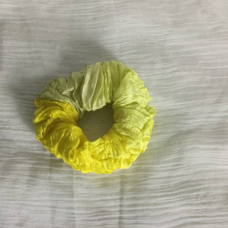 Scrunchie Aus Handcolorierter Crash Seide in Gelbtönen von YukiwariSouShop
