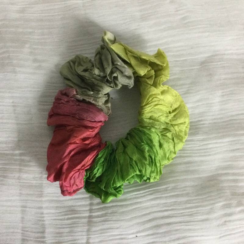 Scrunchie Aus Handcolorierter Crash Seide in Grün, Rot, Gelb Und Grau von YukiwariSouShop