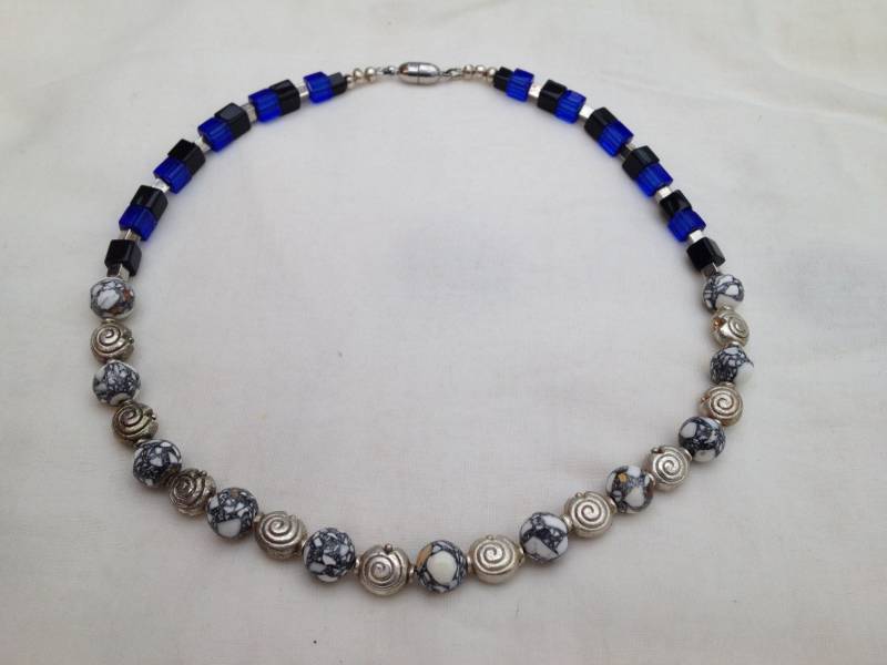 Traumhaft Schöne Perlenkette in Schwarz, Blau, Grau Und Silber von YukiwariSouShop