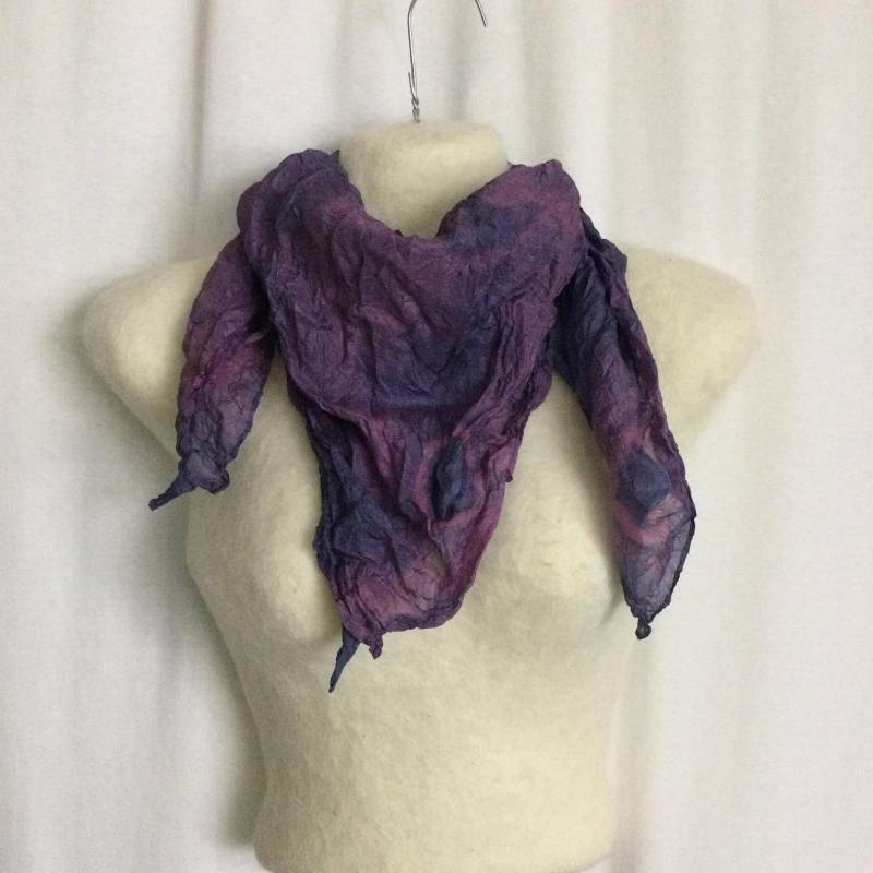 Vierecktuch Aus Gecrashter Gebatikter Seide in Lila/Rosa Vierecktuch Aus Gecrashter Gebatikter Seide in Lila/Rosa von YukiwariSouShop