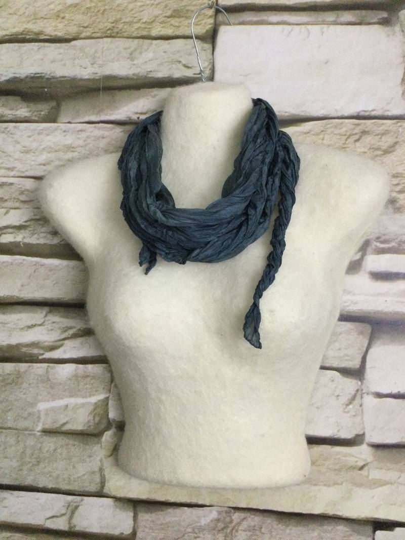 Vierecktuch Aus Gecrashter Seide in Grau Vierecktuch Aus Gecrashter Seide in Grau von YukiwariSouShop