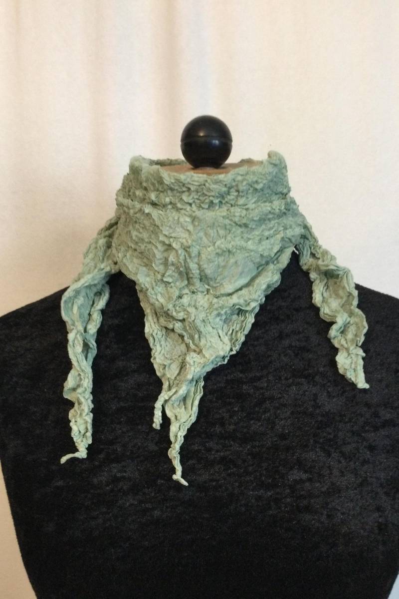 Vierecktuch Aus Gecrashter Seide in Grün Vierecktuch Aus Gecrashter Seide in Grün von YukiwariSouShop