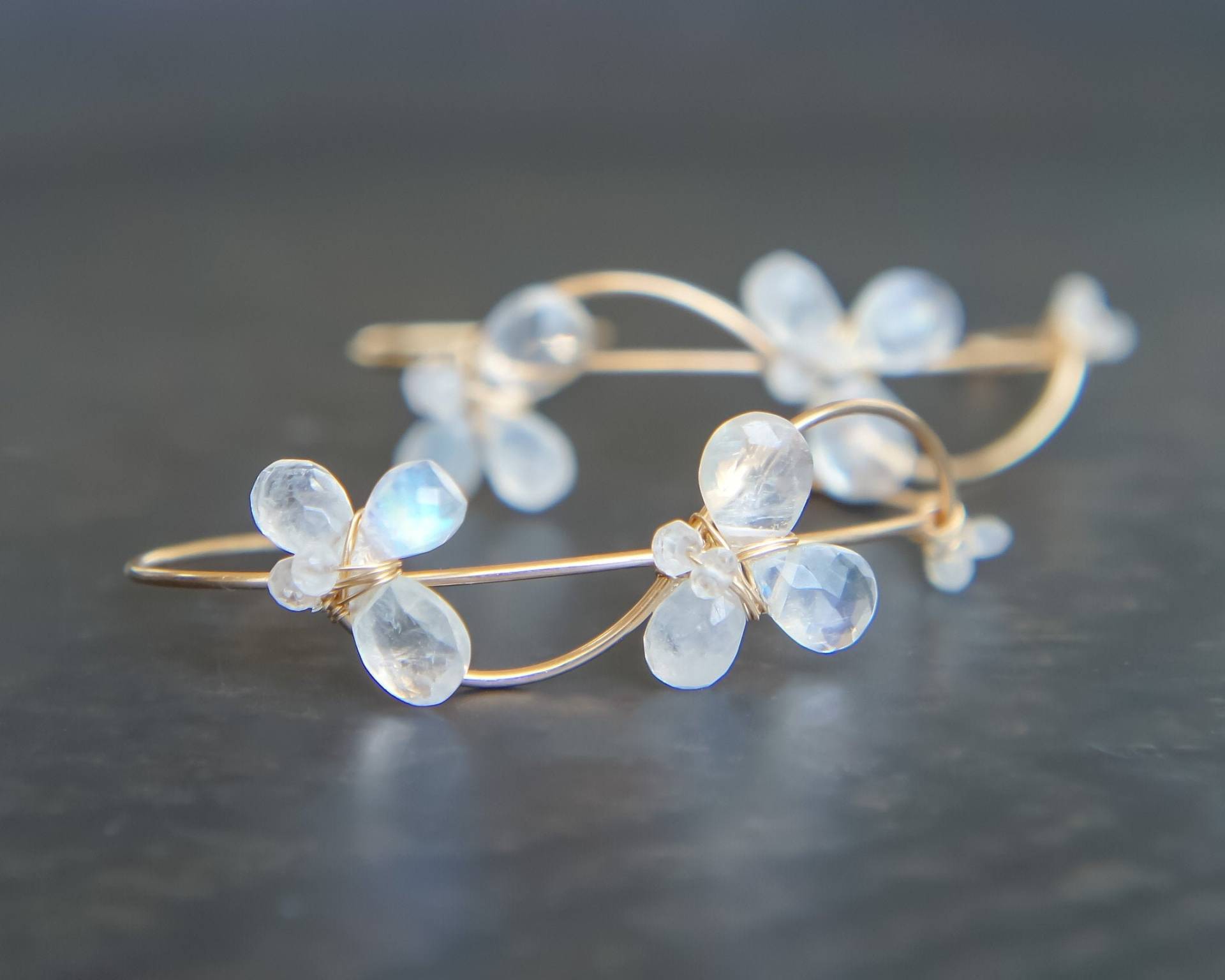 Floral Regenbogen Mondstein Ohrringe, 14K Gold Filled, Hochzeitsschmuck von Yukojewelry