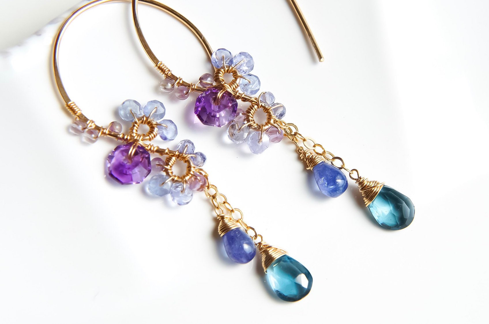 Florale Ohrhänger London Blautopas, Tansanit, 14K Gold Filled von Yukojewelry