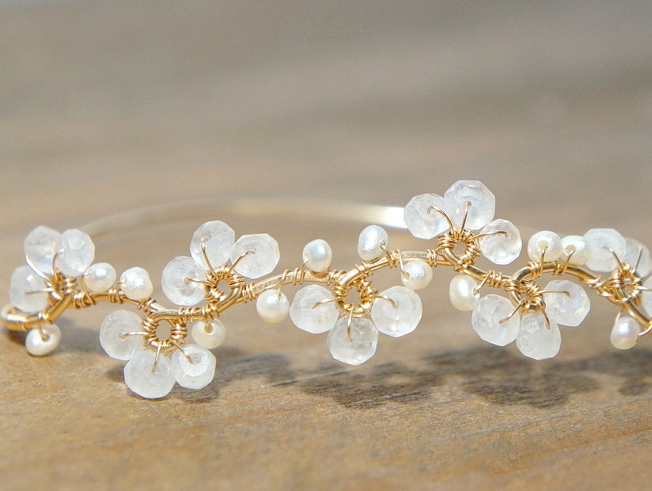 Mondstein Perle Blumen Armband, 14K Gold Gefüllt Boho Hochzeit Armreif, Weiß Schmuck von Yukojewelry