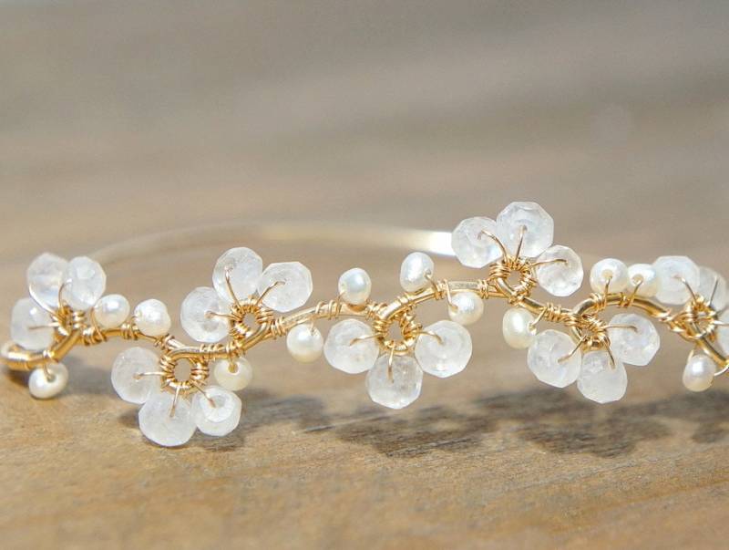 Mondstein Perle Blumen Armband, 14K Gold Gefüllt Boho Hochzeit Armreif, Weiß Schmuck von Yukojewelry