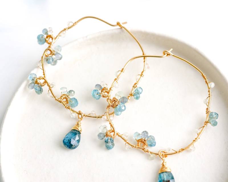 Natur Inspirierte Aquamarin Saphir Creolen, 14K Gold Filled, Zierliche Handgemachte Ohrringe Natur Inspirierte Aquamarin Saphir Creolen, 14K Gold Filled, Zierliche Handgemachte Ohrringe von Yukojewelry