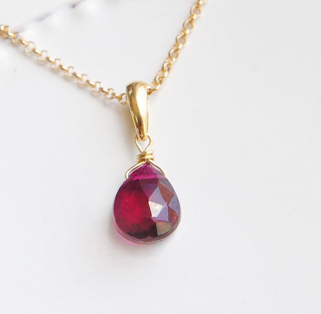 Rubellit Turmalin 18K Gold Teardrop Anhänger Halskette von Yukojewelry