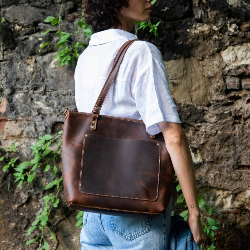 Große Personalisierte Ledertasche Mit Reißverschluss - Damen-Arbeits- Und Schultertasche Aus Vollnarbenleder Große Personalisierte Ledertasche Mit Reißverschluss - Damen-Arbeits- Und Schultertasche Aus Vollnarbenleder von YukonLeatherGoods