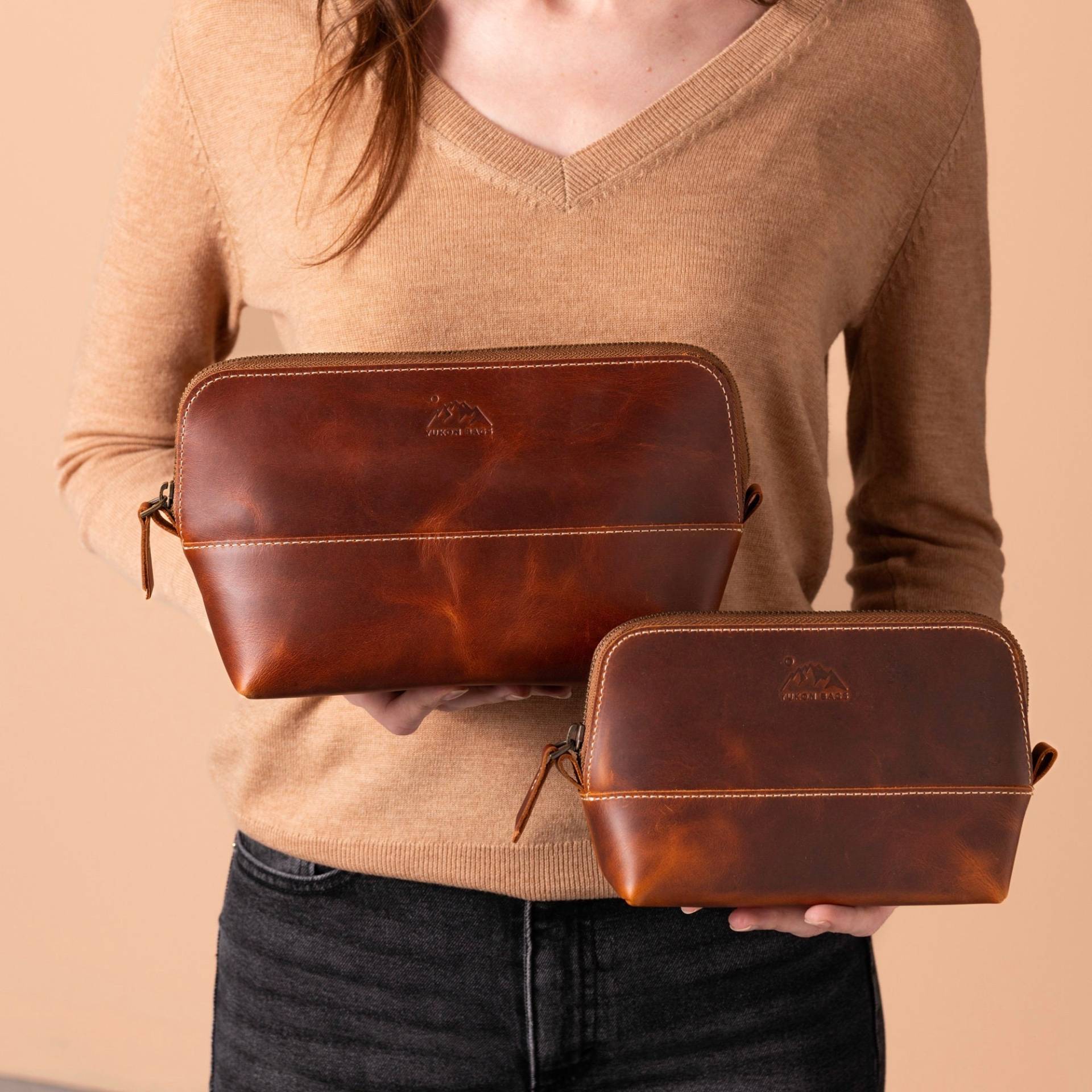 Personalisierte Leder-Kosmetiktasche - Damen-Reise-Toilettentasche Aus Vollnarbenleder Personalisierte Leder-Kosmetiktasche - Damen-Reise-Toilettentasche Aus Vollnarbenleder von YukonLeatherGoods