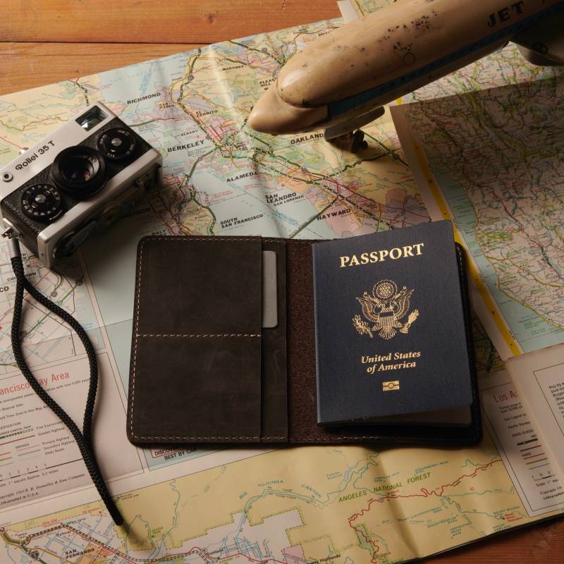 Personalisierte Leder-Passhülle - Handgefertigtes Reise-Portemonnaie & Geschenk Für Trauzeugen von YukonLeatherGoods