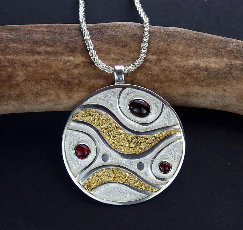 Fluss Des Goldes Drei Stein Anhänger - Sterling Silber, Naturgold Und Granate Aus Alaska Fluss Des Goldes Drei Stein Anhänger - Sterling Silber, Naturgold Und Granate Aus Alaska von YukonRon