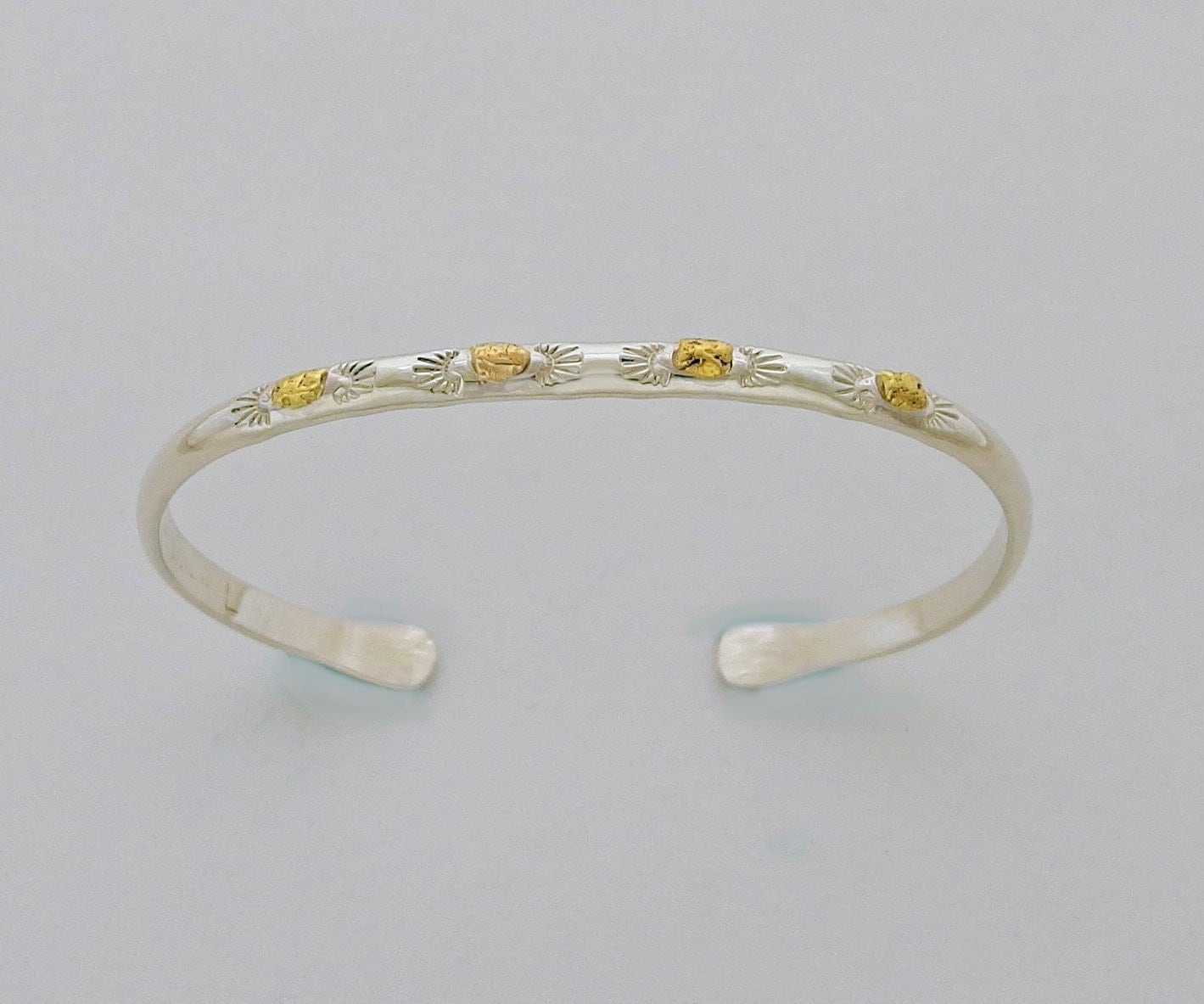 Vier Nugget Manschettenarmband - Sterling Silber Und Alaska Natürliche Goldnuggets Vier Nugget Manschettenarmband - Sterling Silber Und Alaska Natürliche Goldnuggets von YukonRon
