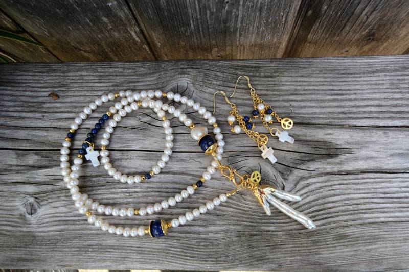 Sweet Water Pearl, Lapislazuli Necklace & Earrings With Gold Plated Silver Elements Sweet Water Pearl, Lapislazuli Necklace & Earrings With Gold Plated Silver Elements von Yulahu