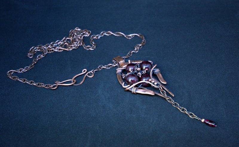 Unique Copper Wire Wrapped Garnet Pendant - January Birthstone Unique Copper Wire Wrapped Garnet Pendant - January Birthstone von Yulahu