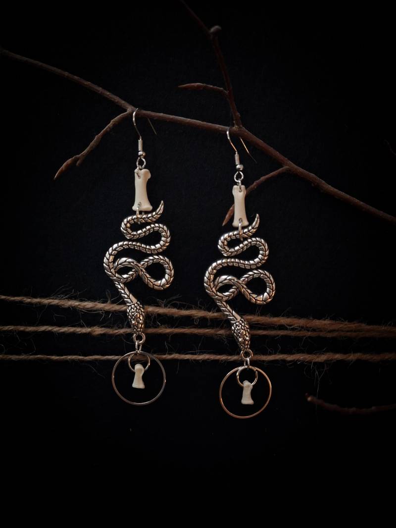 Ohrringe/Hängeohrringe Schlange Witch Hexe Tierknochen Ethno Boho Metal Grunge Unikat Gothic Ohrringe/Hängeohrringe Schlange Witch Hexe Tierknochen Ethno Boho Metal Grunge Unikat Gothic von Yulewelry