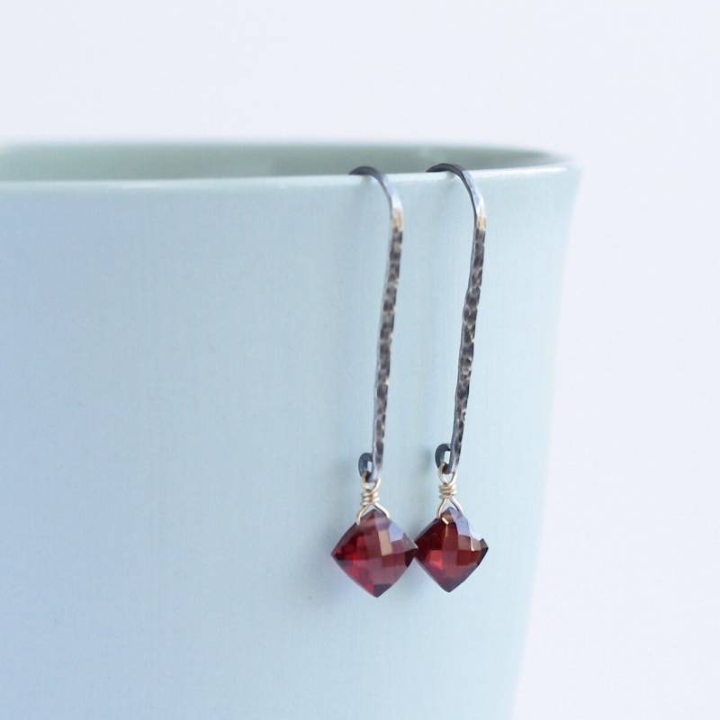 Granat Sterling Silber 14K Gold Fill Gemischte Metall Gehämmert Ohrringe Granat Sterling Silber 14K Gold Fill Gemischte Metall Gehämmert Ohrringe von YuliZlen