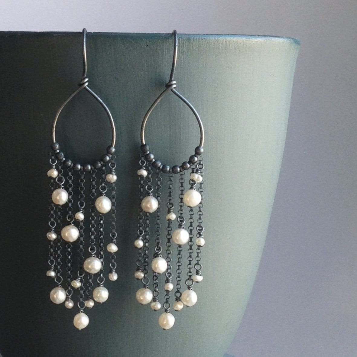 Perle Oxidierte Sterling Silber Kronleuchter Ohrringe Braut von YuliZlen