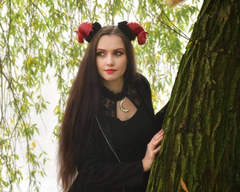 Rote Widder Hörner Stirnband - Gold Cosplay Teufel Geweih Kopfschmuck Pastell Goth Kleidung von Yumiland