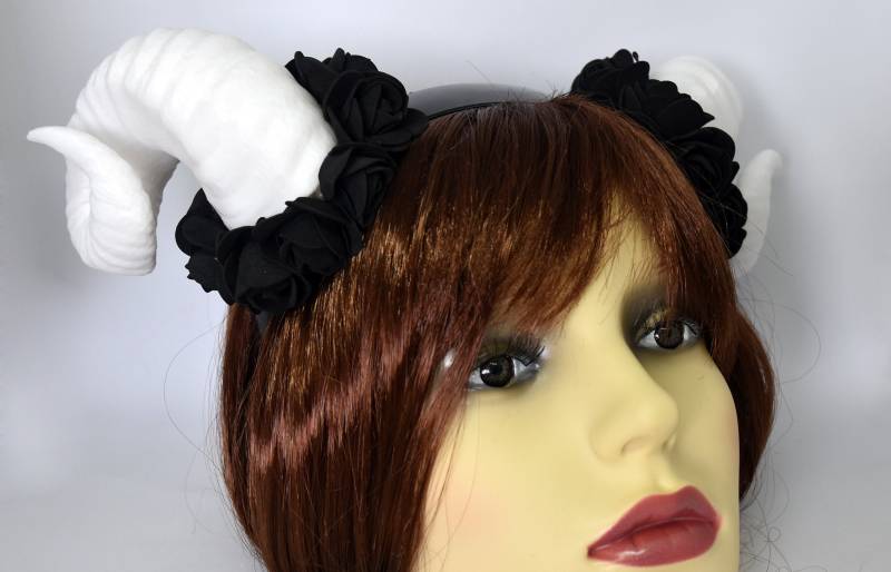 Weiß Widder Hörner Stirnband - Cosplay Teufel Geweih Kopfschmuck Pastell Goth Kleidung von Yumiland