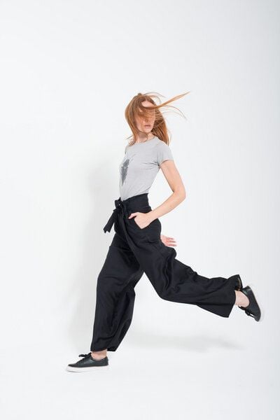 Yuna Miray Weit geschnittene Stoffhose mit hoher Taille und Bindegürtel "Paperbag" schwarz und anthrazit von Yuna Miray