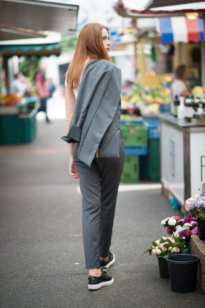 Yuna Miray taillierte, schmal geschnittene, elegante Hose aus 100% kbt Merinowolle "Cigarette" in schwarz & anthra von Yuna Miray