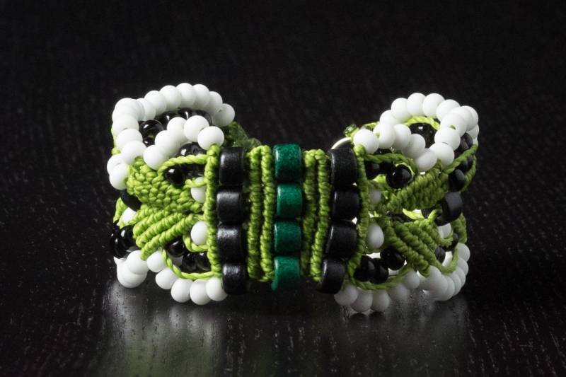 Grünes Makramee Armband Mit Weißen Und Schwarzen Rocailles von Yunicu