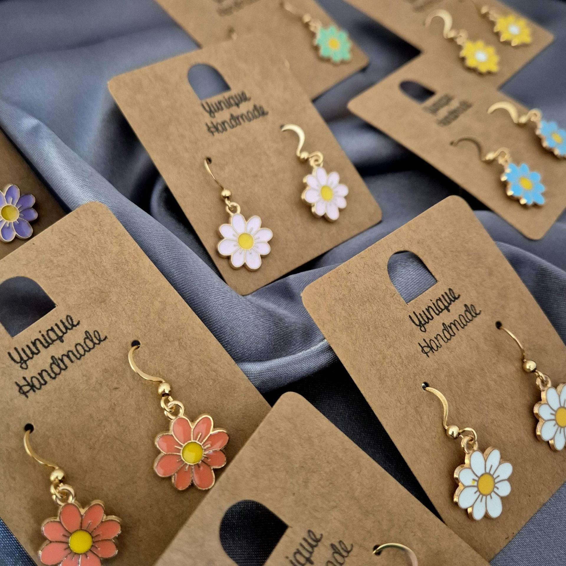 Handgefertigte Ohrringe Mit Edlem Blüten-Anhänger, Edelstahlhaken von YuniqueHandmade