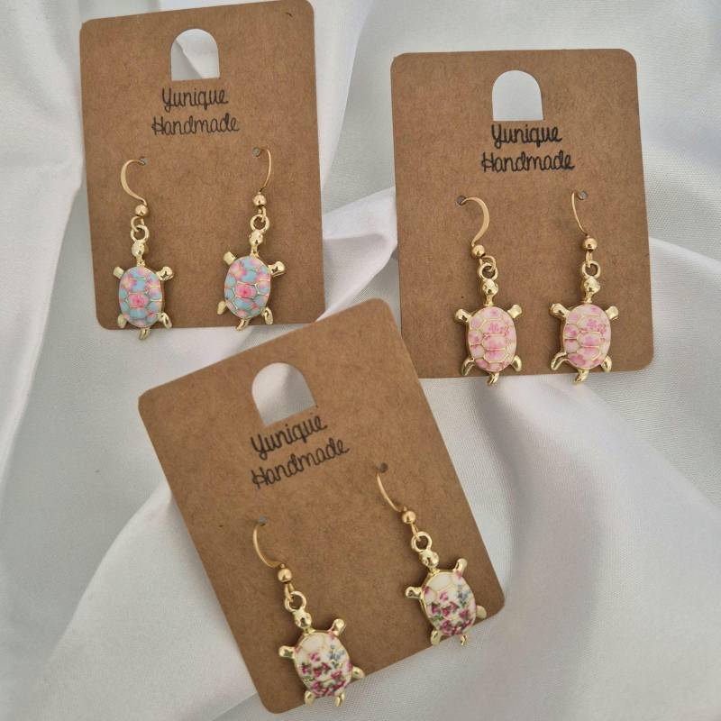 Handgefertigte Ohrringe Mit Schildkröten - Anhänger Farbig Gemustert Goldfarben Meer Design von YuniqueHandmade