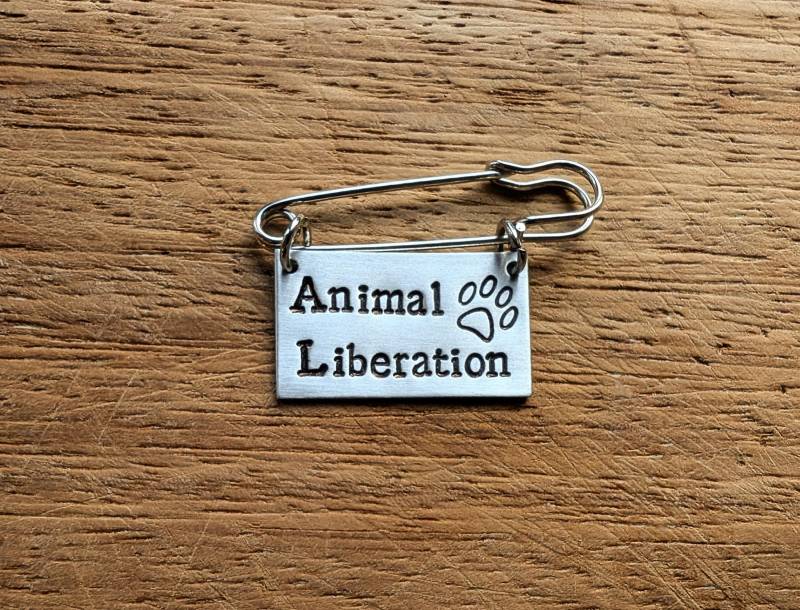 Animal Liberation ~ Handgestempelte Kiltnadel Sicherheitsnadel Brosche Vegan, Tierrechte, Aktivismus, Schmuck Accessoire Geschenk von YuniqueMetal
