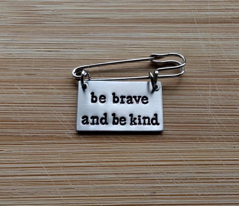 Be Tapfer & Be Kind ~ Handgestempelter Kilt Sicherheitsnadel Brosche Inspiration, Motivation, Mut Schmuck Accessoire Geschenk Be Tapfer & Be Kind ~ Handgestempelter Kilt Sicherheitsnadel Brosche Inspiration, Motivation, Mut Schmuck Accessoire Geschenk von YuniqueMetal