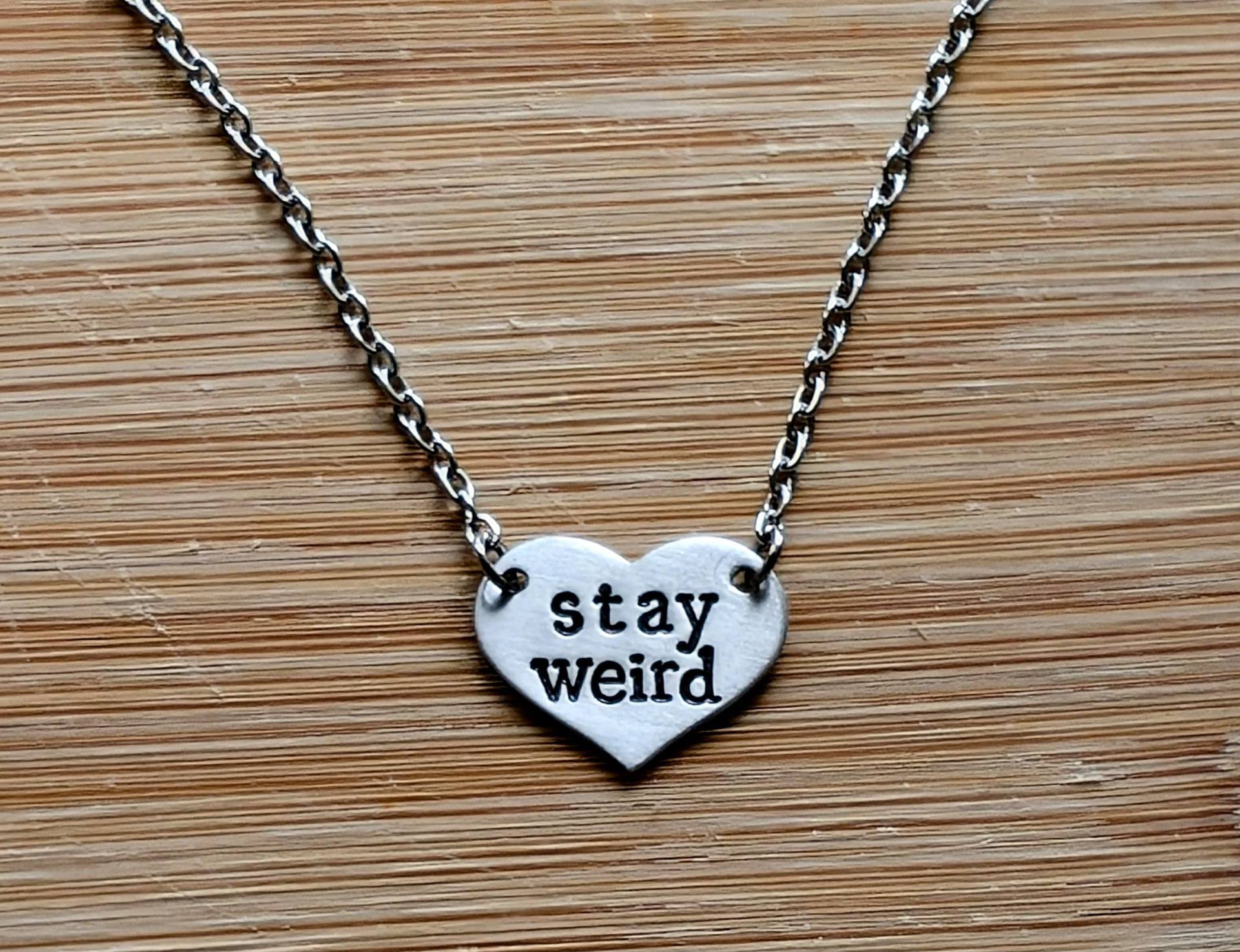 Bleib Seltsam ~ Herzförmige Anhänger Halskette Sonderbar, Schrullig, Alternative Silber Hand Gestempelt Schmuck Geschenk Bleib Seltsam ~ Herzförmige Anhänger Halskette Sonderbar, Schrullig, Alternative Silber Hand Gestempelt Schmuck Geschenk von YuniqueMetal