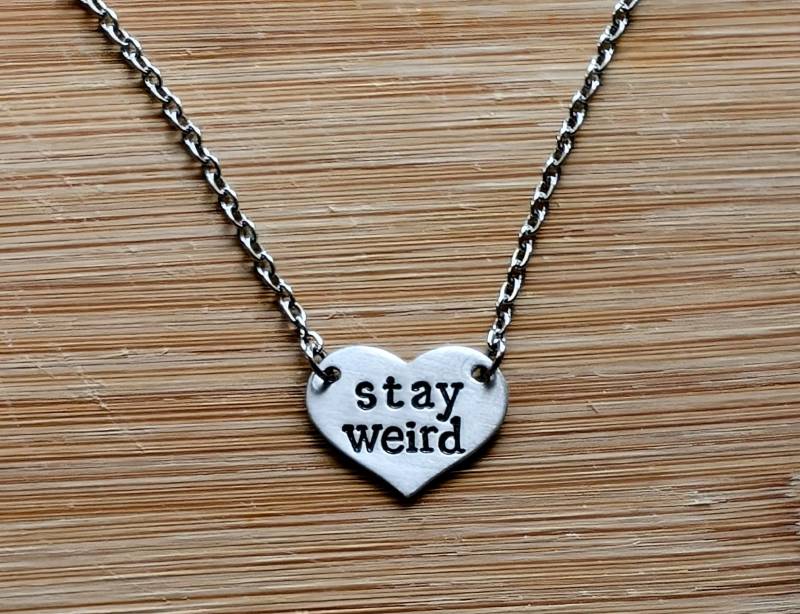Bleib Seltsam ~ Herzförmige Anhänger Halskette Sonderbar, Schrullig, Alternative Silber Hand Gestempelt Schmuck Geschenk Bleib Seltsam ~ Herzförmige Anhänger Halskette Sonderbar, Schrullig, Alternative Silber Hand Gestempelt Schmuck Geschenk von YuniqueMetal