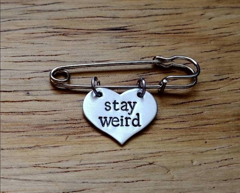 Bleib Seltsam ~ Herzförmiger Kilt Pin Abzeichen Sonderbar, Schrullig, Alternative, Seltsam Silber Hand Gestempelt Schmuck Accessoire Geschenk Bleib Seltsam ~ Herzförmiger Kilt Pin Abzeichen Sonderbar, Schrullig, Alternative, Seltsam Silber Hand Gestempelt Schmuck Accessoire Geschenk von YuniqueMetal