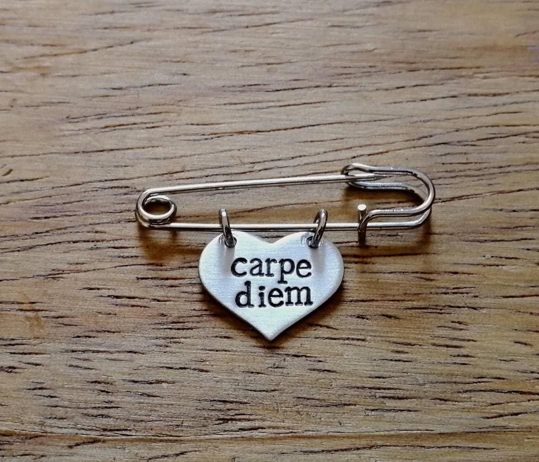 Carpe Diem | Nutze Den Tag ~ Herz Kilt Pin Brosche Abzeichen Motivation, Inspiration, Ermutigung Hand Gestempelt Schmuck Accessoire Geschenk Carpe Diem | Nutze Den Tag ~ Herz Kilt Pin Brosche Abzeichen Motivation, Inspiration, Ermutigung Hand Gestempelt Schmuck Accessoire Geschenk von YuniqueMetal