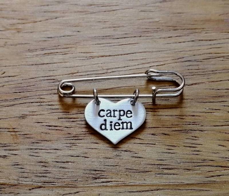 Carpe Diem | Nutze Den Tag ~ Herz Kilt Pin Brosche Abzeichen Motivation, Inspiration, Ermutigung Hand Gestempelt Schmuck Accessoire Geschenk Carpe Diem | Nutze Den Tag ~ Herz Kilt Pin Brosche Abzeichen Motivation, Inspiration, Ermutigung Hand Gestempelt Schmuck Accessoire Geschenk von YuniqueMetal