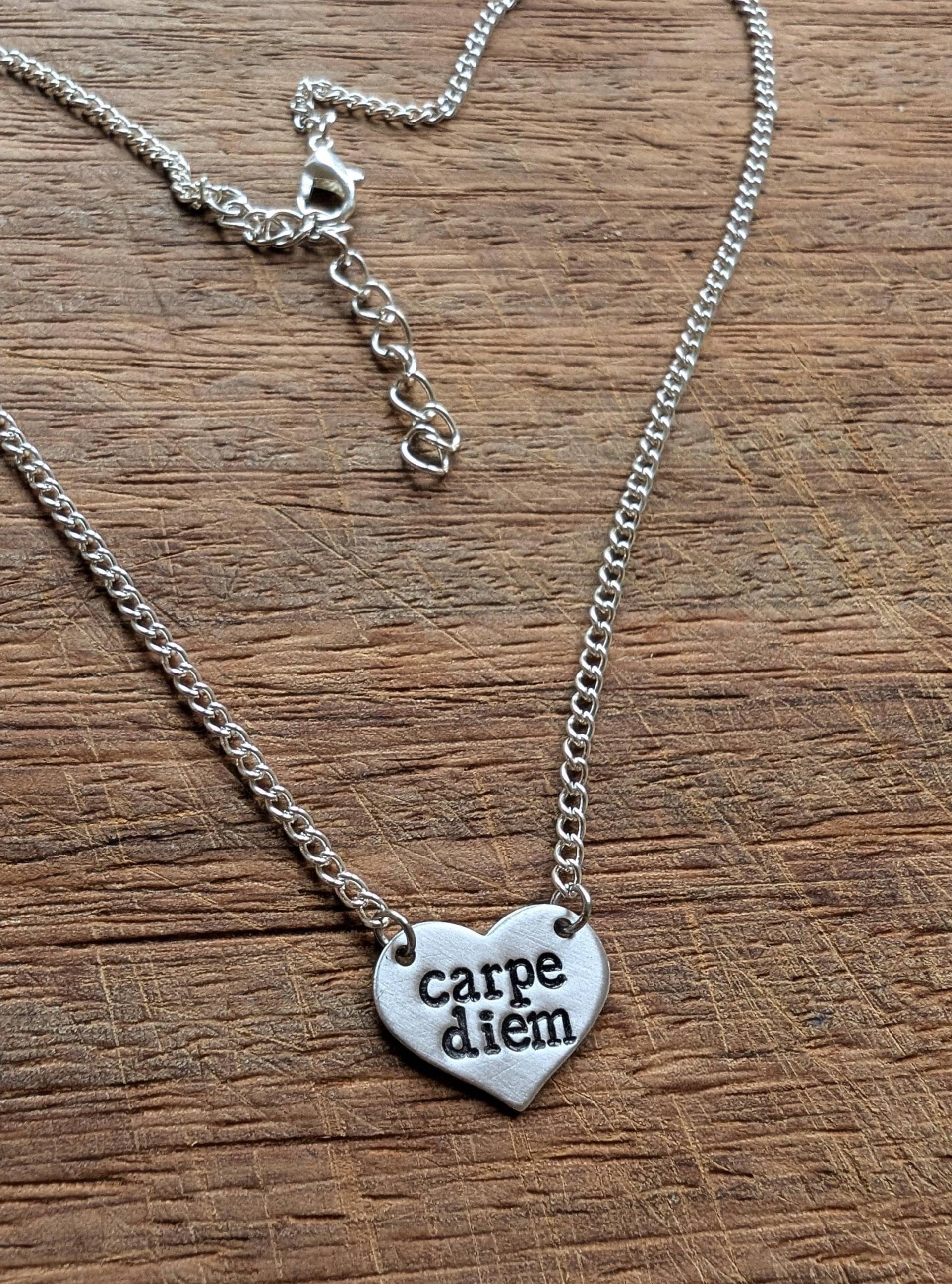 Carpe Diem | Nutze Den Tag ~Herzförmige Anhänger Halskette ~Motivation, Ermächtigung, Inspiration ~ Silber Hand Gestempelt Schmuck Geschenk Carpe Diem | Nutze Den Tag ~Herzförmige Anhänger Halskette ~Motivation, Ermächtigung, Inspiration ~ Silber Hand Gestempelt Schmuck Geschenk von YuniqueMetal