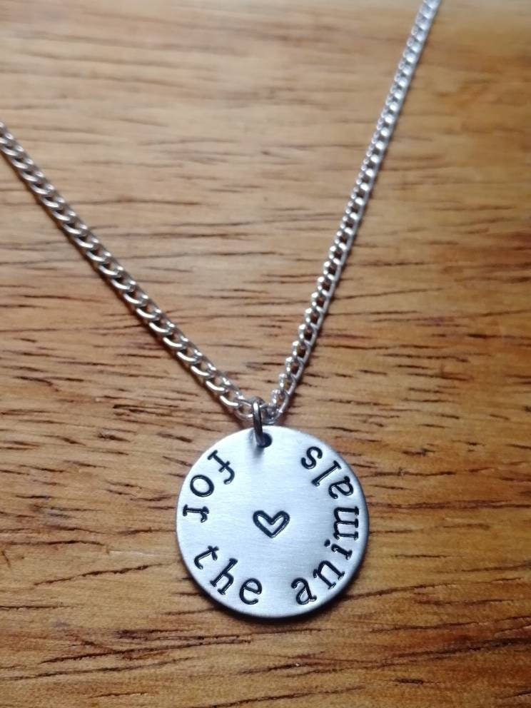 Für Die Tiere ~ Hand Gestempelt Kreisförmige Runde Anhänger Halskette Vegan, Tierrechte, Befreiung, Aktivist Schmuck Geschenk Für Die Tiere ~ Hand Gestempelt Kreisförmige Runde Anhänger Halskette Vegan, Tierrechte, Befreiung, Aktivist Schmuck Geschenk von YuniqueMetal